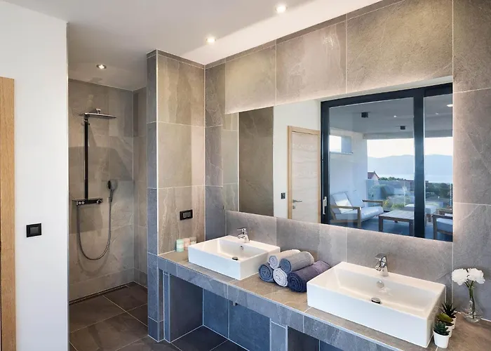 Villa First Middlearth Linardići